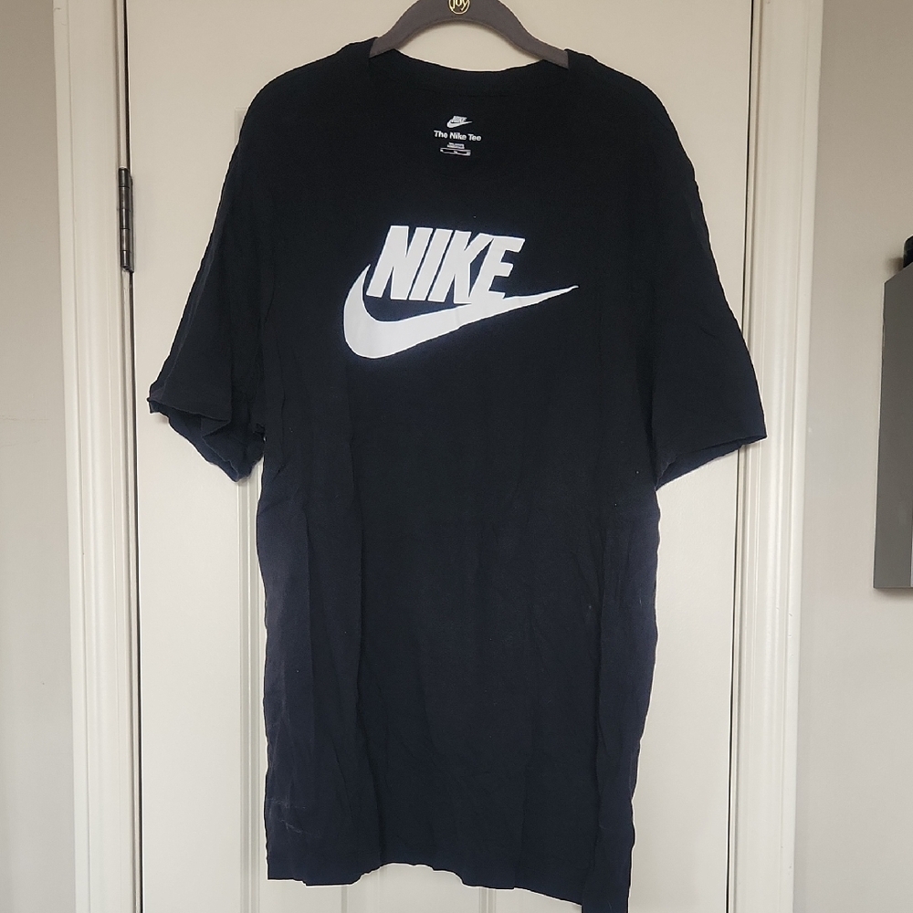 Nike Black and White Short Sleeve Tee